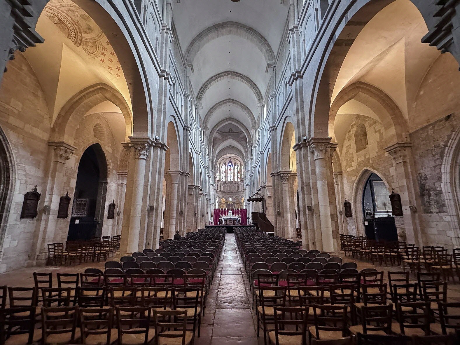 la-basilique-collegiale-notre-dame-de-beaune-a-ete-edifiee-en-grande-partie-au-xii-e-siecle-et-placee-sur-la-liste-des-monument-historiques-classes-des-1840-photo-m-d-1752685836